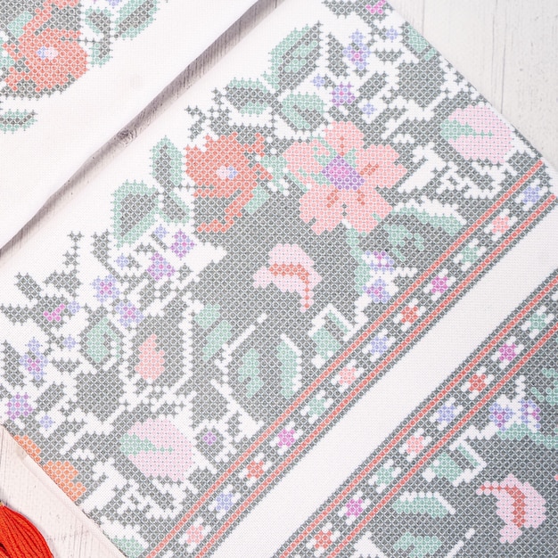 Ręcznie wyszywane wzory na tkaninie